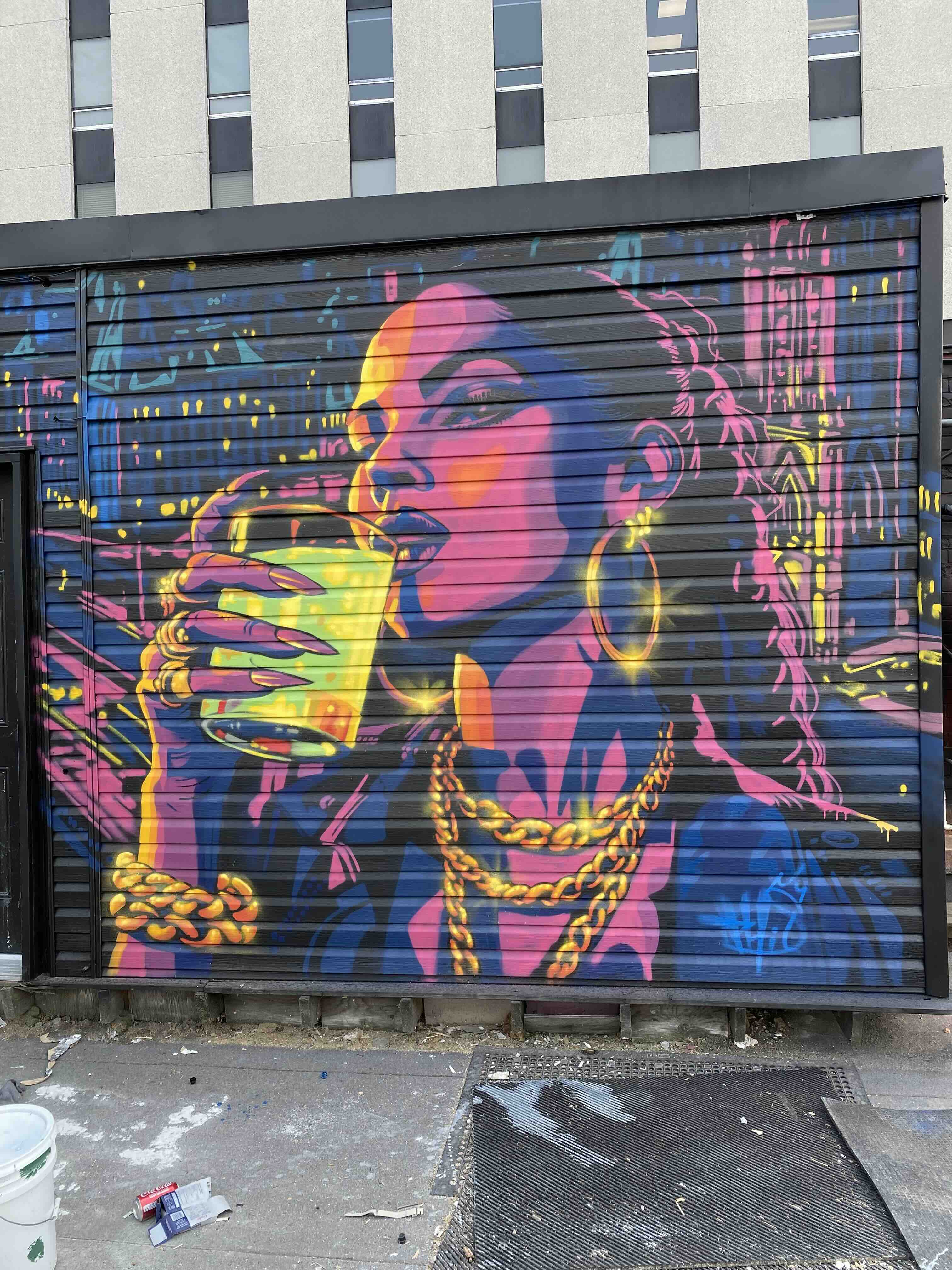 Graffiti porte de garage portrait femme couleurs néon style pop art