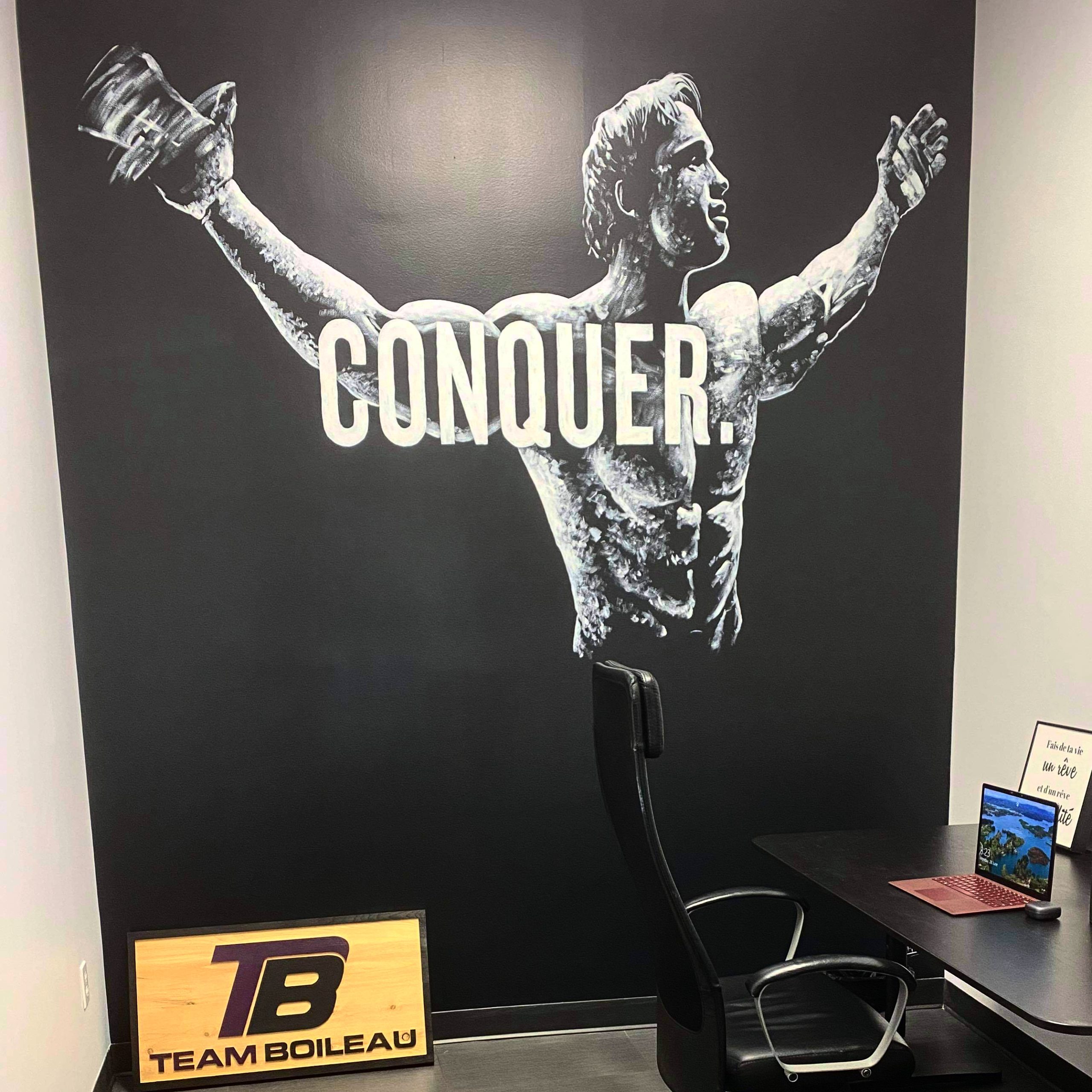 Murale Bureau Gym - Arnold Arnold Schwarzenegger withe the word conquer over him